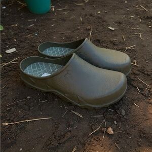 Men’s Olive Green Slip On Clogs Size 11.5 Waterproof Garden Work Shoes NEW
